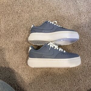 Excellent condition platform Nike